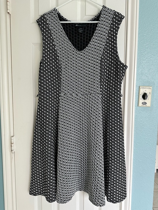 Lane Bryant Dresses & Skirts - Lane Bryant Sleeveless Dress Black & White Abstract Pattern Womans Size 18/20